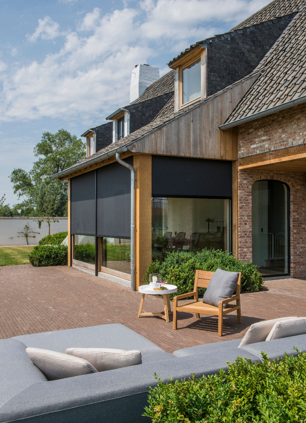 Buitenzonwering van Renson houdt de zon efficiënt tegen, vóór die het glas bereikt.