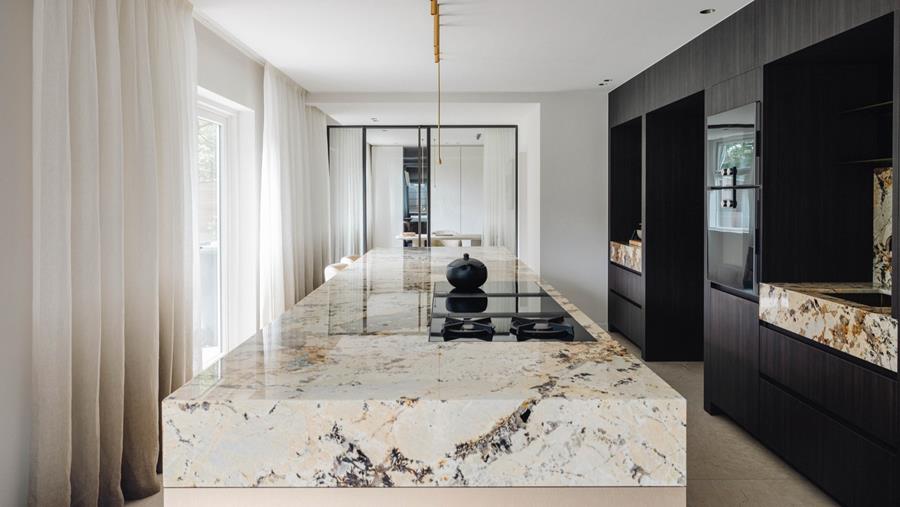 Un plan de travail en quartzite de 20 cm d'épaisseur qui témoigne de solides compétences techniques