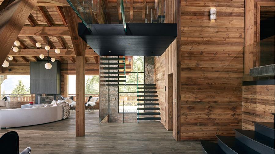 Zwevende glazen trap over vier verdiepingen