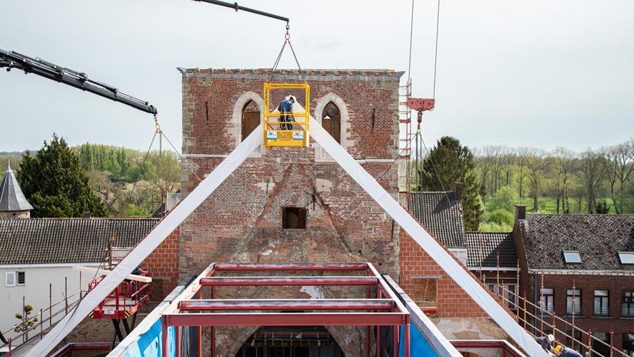 Hout herstelt de grandeur van Galmaardense kerk