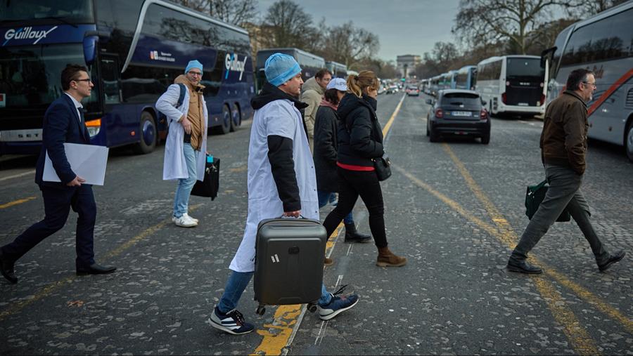 En France, des réquisitions musclées de médecins médusent les syndicats