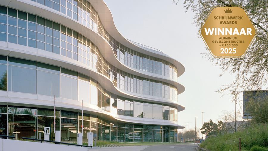 Organische landmark met aluminium vakmanschap