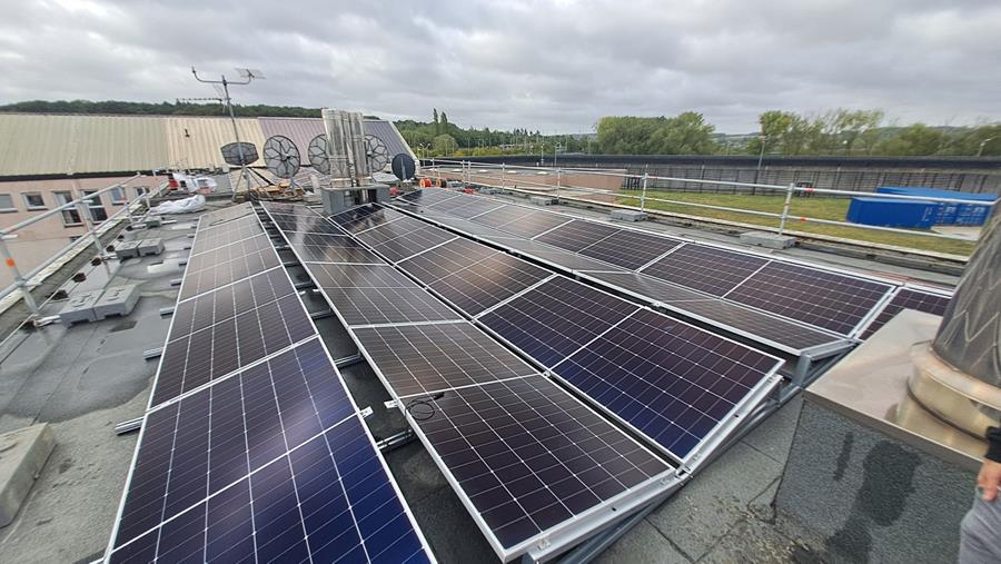 925 zonnepanelen op het dak van de gevangenis van Itter