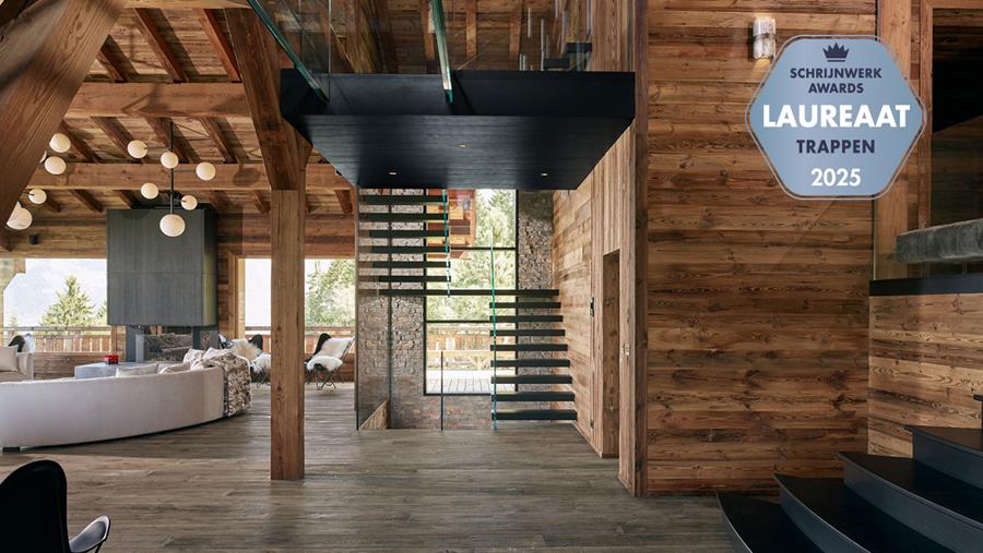 Zwevende glazen trap over vier verdiepingen