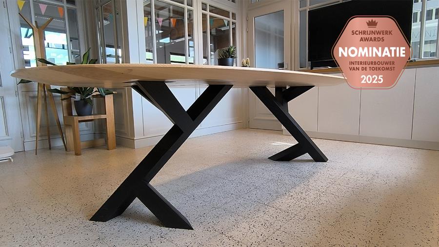 Ovale essenhouten tafel met kruispoot