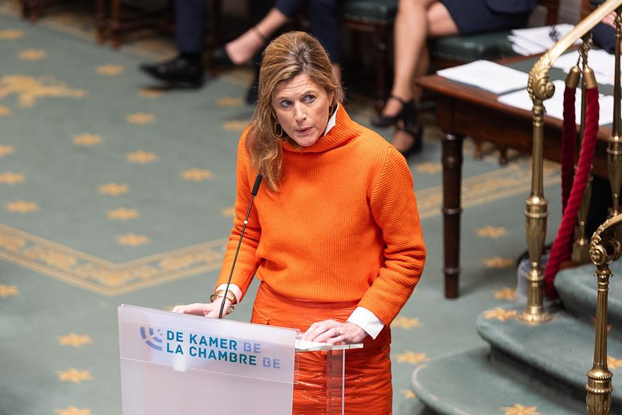 Avortement : Annelies Verlinden prise en étau