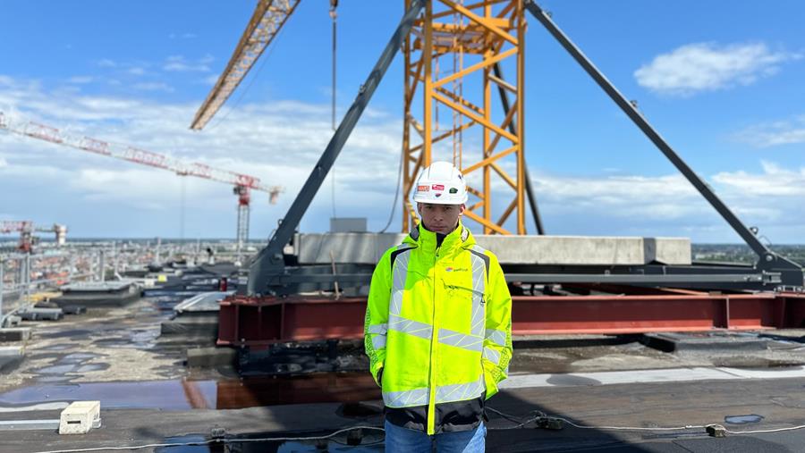 L'homme au-dessus du chantier: la vie tranquille d'un grutier