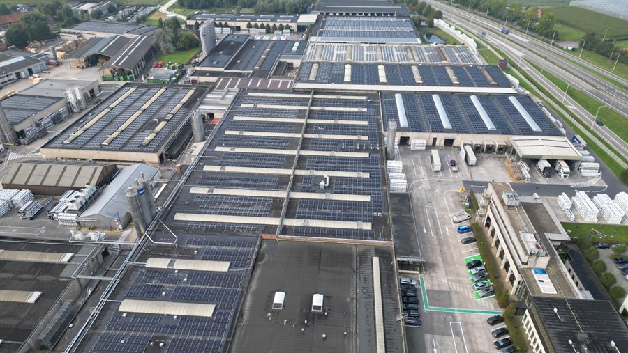 Deceuninck legt daken vol met 7.420 zonnepanelen