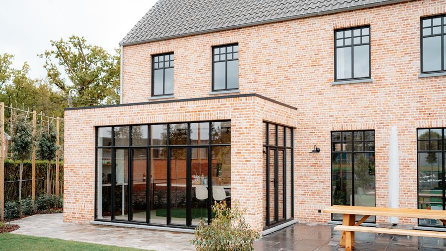 Minimalistisch design en maximale impact bij pastorijwoning in Puurs