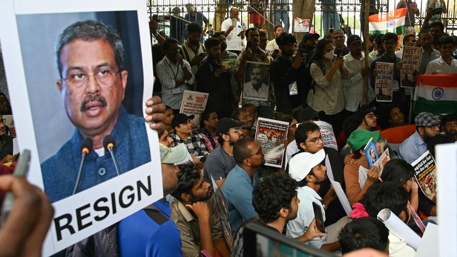 Deux millions d'Indiens repassent un examen de médecine, dans la colère nationale